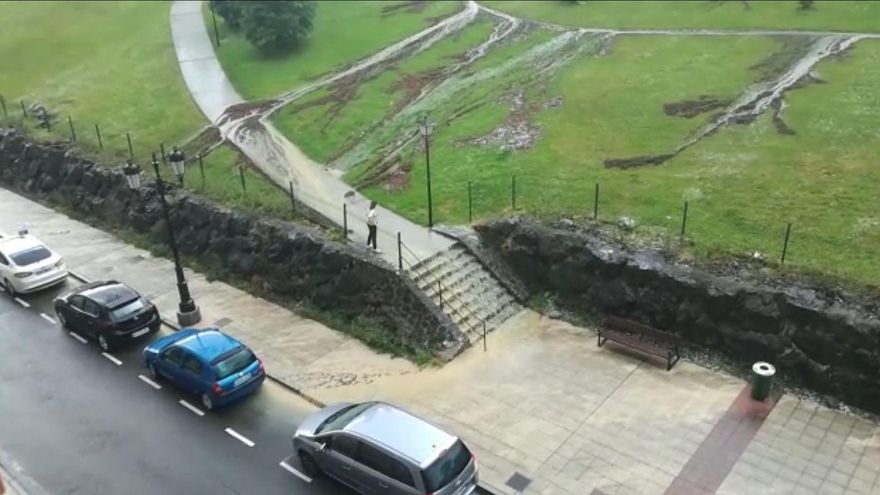 Una “cascada” formada en unas escaleras de Villafría obliga a los vecinos a dar un rodeo