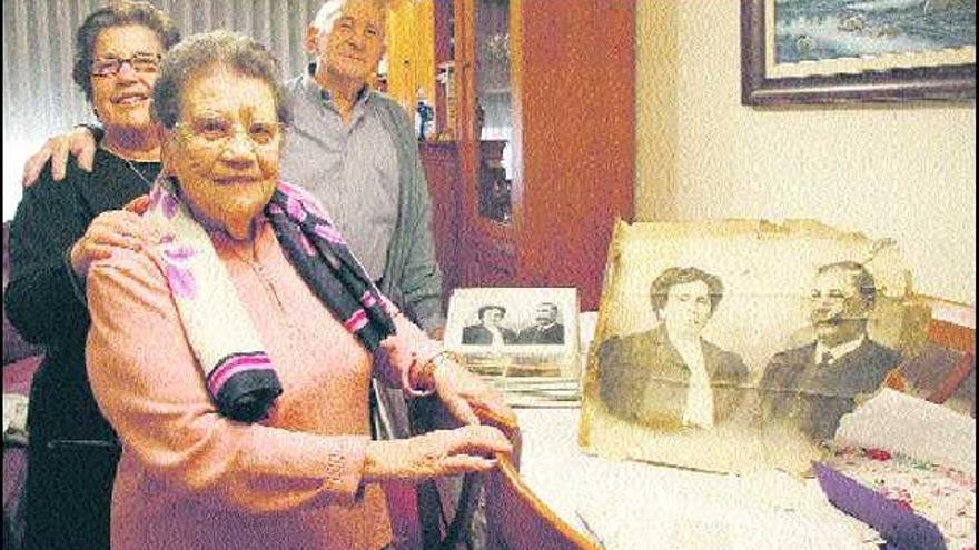 En primer término, Esther Uría Quirós, nieta de Josefa Díaz; detrás, su hija, Esther García Uría, y el esposo de ésta, Arsenio González.