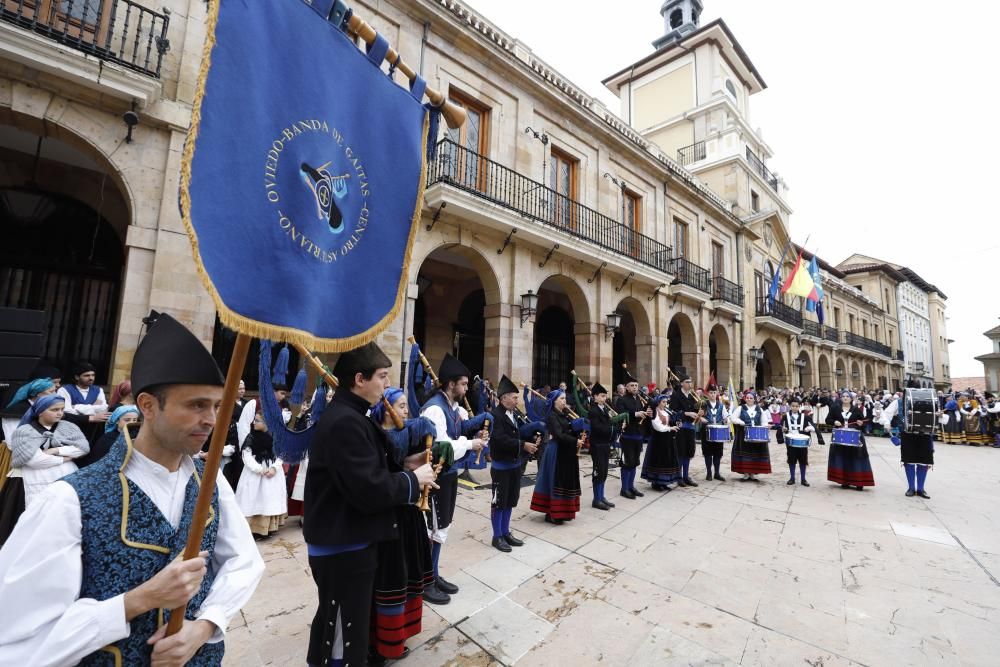 Folclore en la plaza del Ayuntamiento de Oviedo