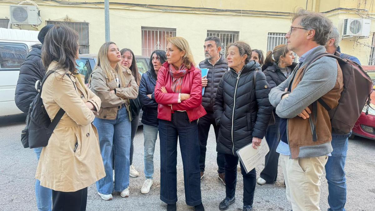 La vicepresidenta primera y consellera de Vivienda, Susana Camarero, conversa con técnicos de la Evha y vecinos durante su visita al edificio afectado por el incendio en Alicante.