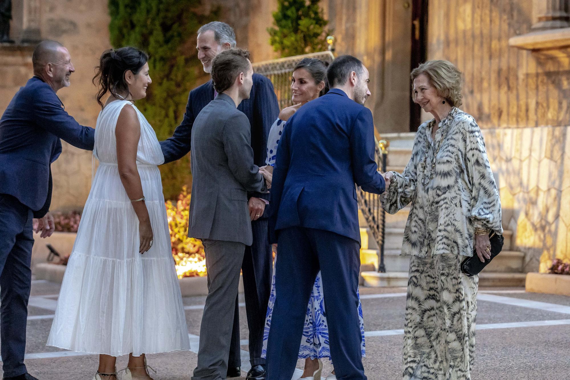 Mira aquí todas las fotos de la visita de los Reyes al Palacio Marivent para recibir a la sociedad balear