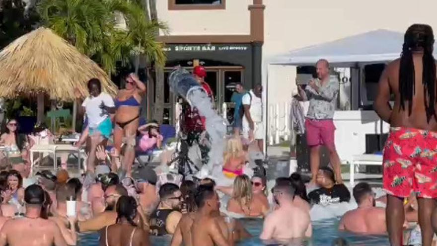 Leticia Sabater monta una &#039;pool party&#039; con los clientes de un hotel en Punta Cana