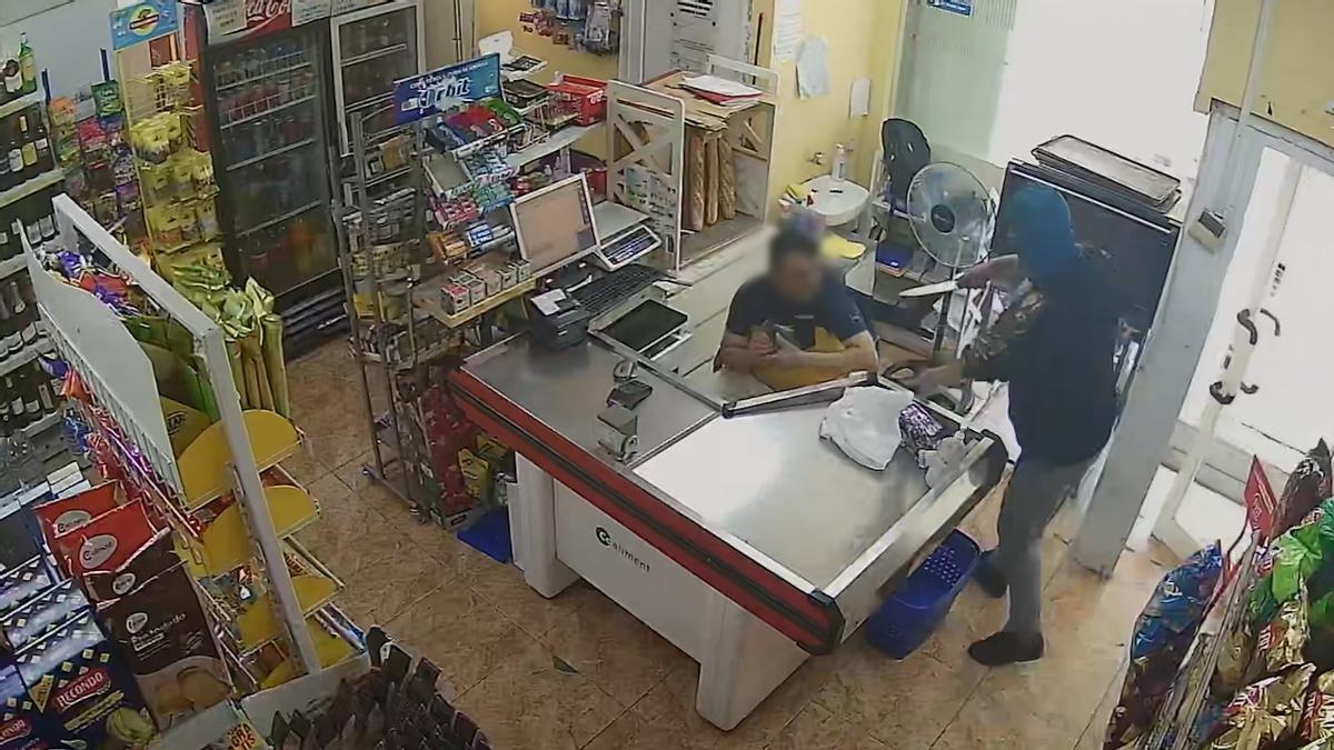 Presó per a un home que va robar en cinc comerços de Rubí amenaçant amb un ganivet gros