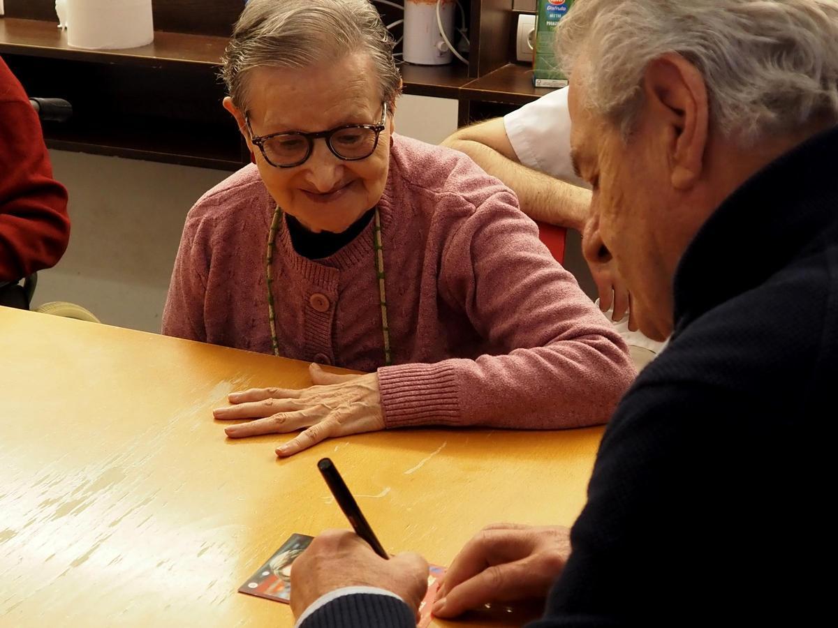 Paco Martínez dedica una foto suya a una paciente.