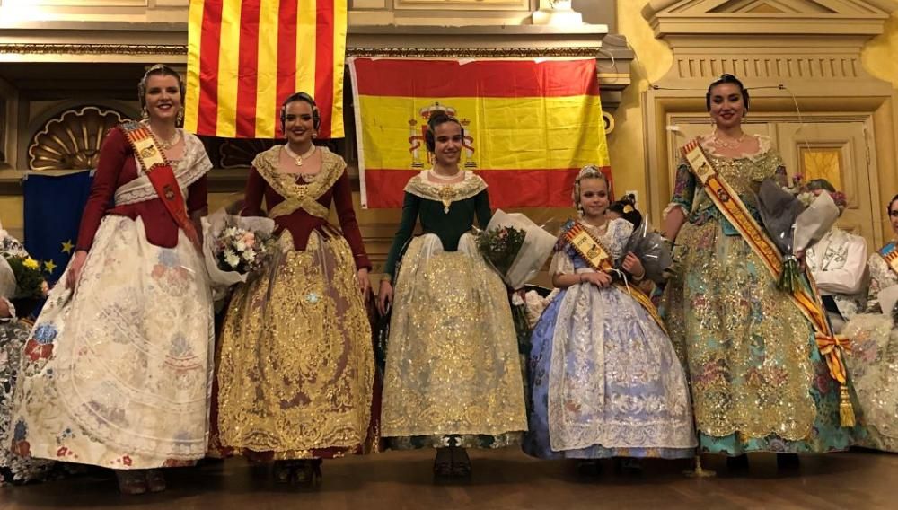 Marina y Sara, en la fiesta fallera de París.