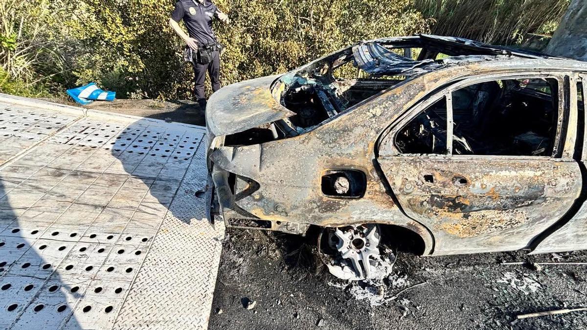 Otra imagen del coche carbonizado