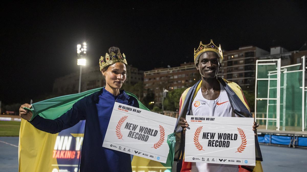 Gidey y Chetegei tras batir los récords del mundo de Dibaba y Bekele