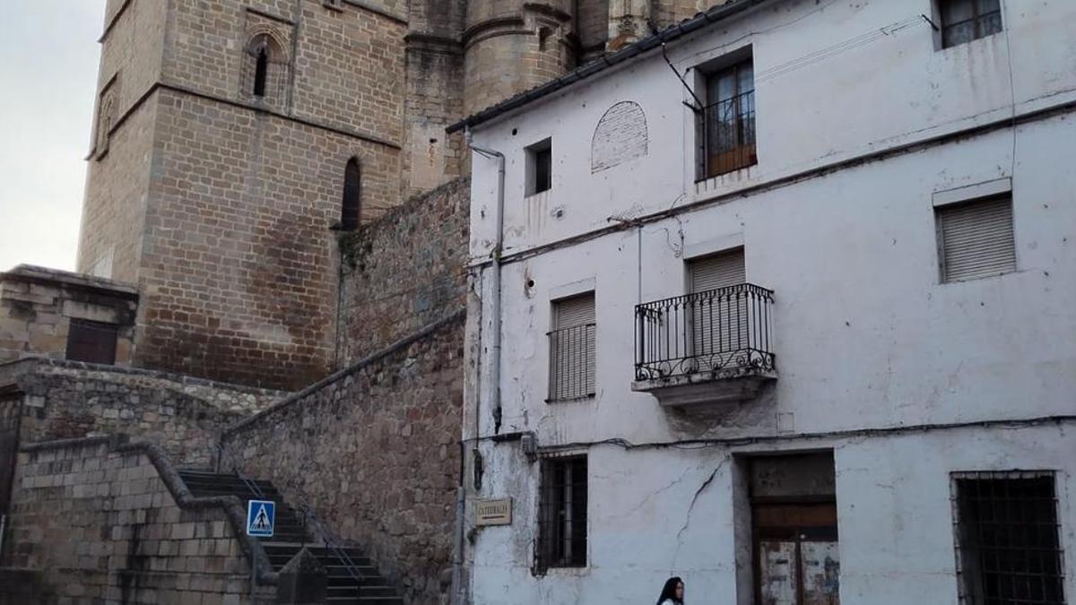 Una casa por 36.825 euros, en plena zona amurallada de Plasencia: la ha adquirido el ayuntamiento.