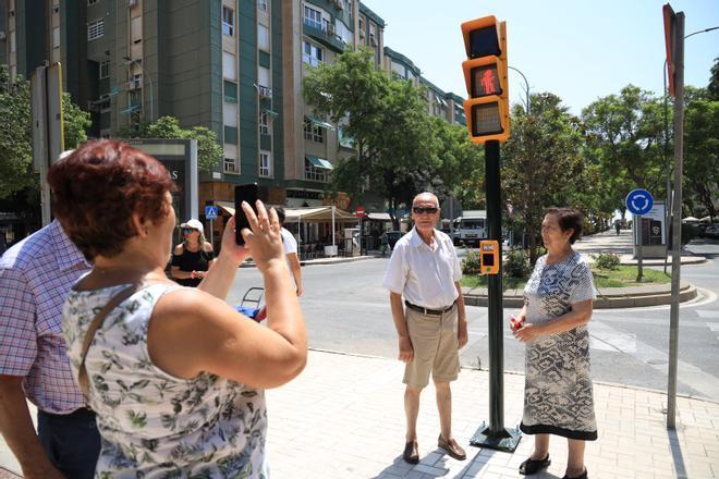 La barriada de Echeverría de Huelin del distrito de Carretera de Cádiz cuenta desde hoy con el semáforo ornamental homenaje al conocido humorista malagueño Chiquito de la Calzada