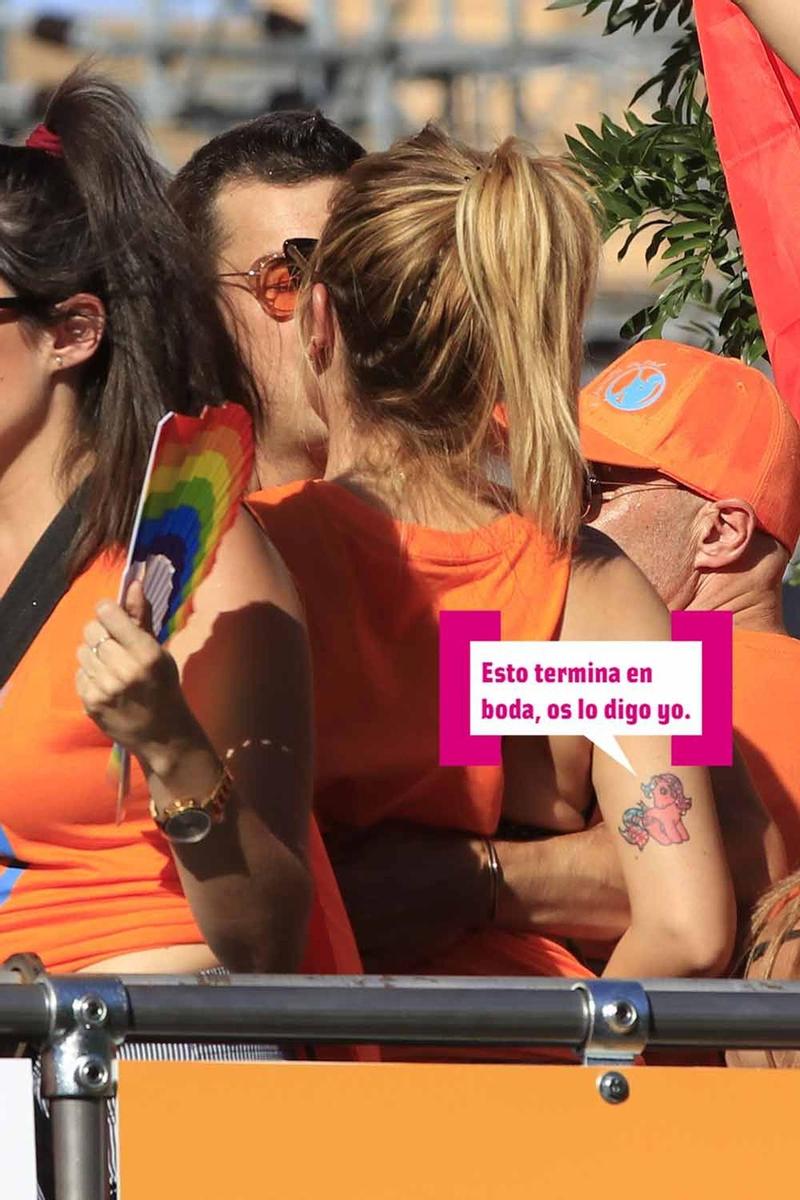 Mario Casa y Blanca Suárez besándose en el Orgullo