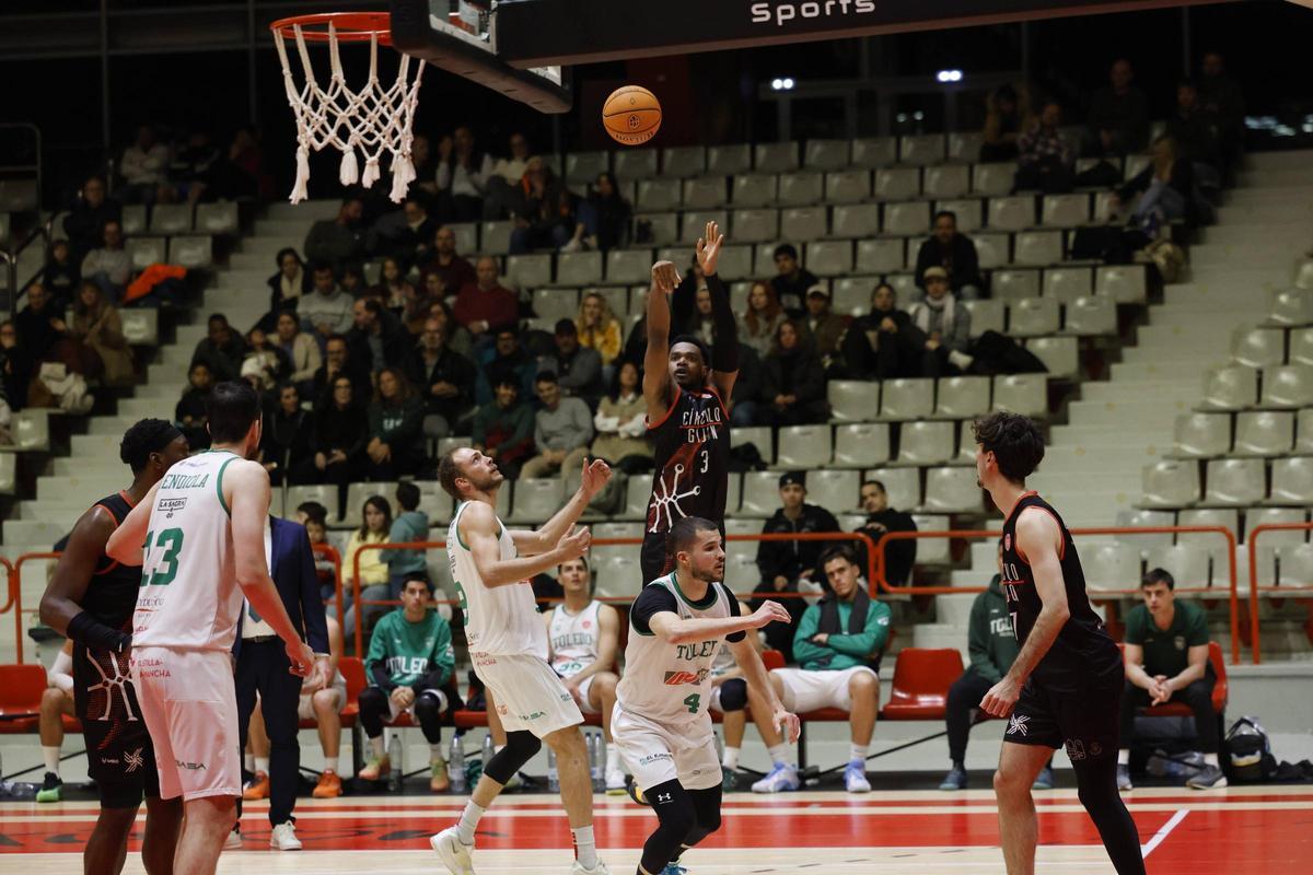 Tavin Pierre realiza un lanzamiento en el partido ante el Toledo.