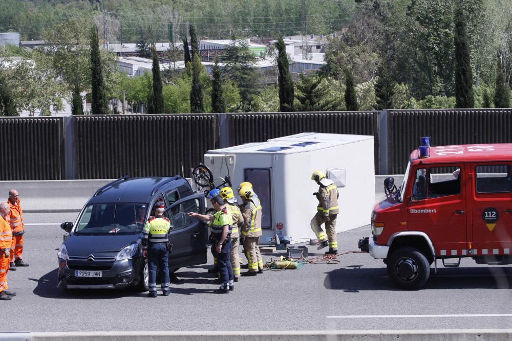 Una caravana bolca a l'AP-7 a Sarrià de Ter