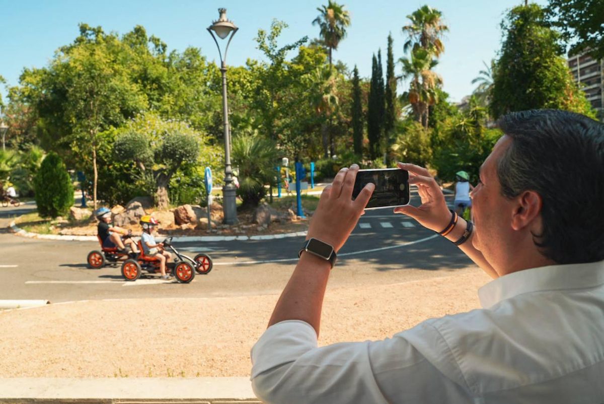 El alcalde toma una foto de algunos de los inscritos en el Campus de Verano del Ayuntamiento de Córdoba en el Centro de Educación Vial.