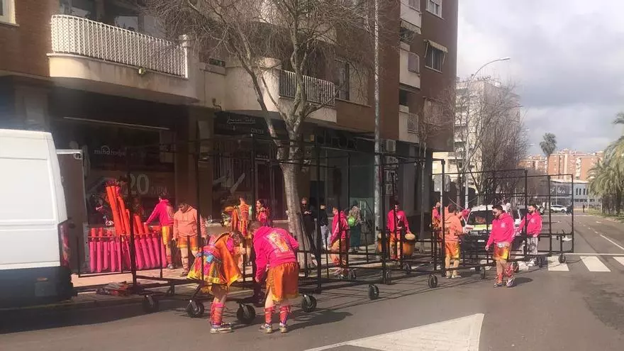 EN VÍDEO | Las comparsas llegan a Valdepasillas para despedir el Carnaval de Badajoz