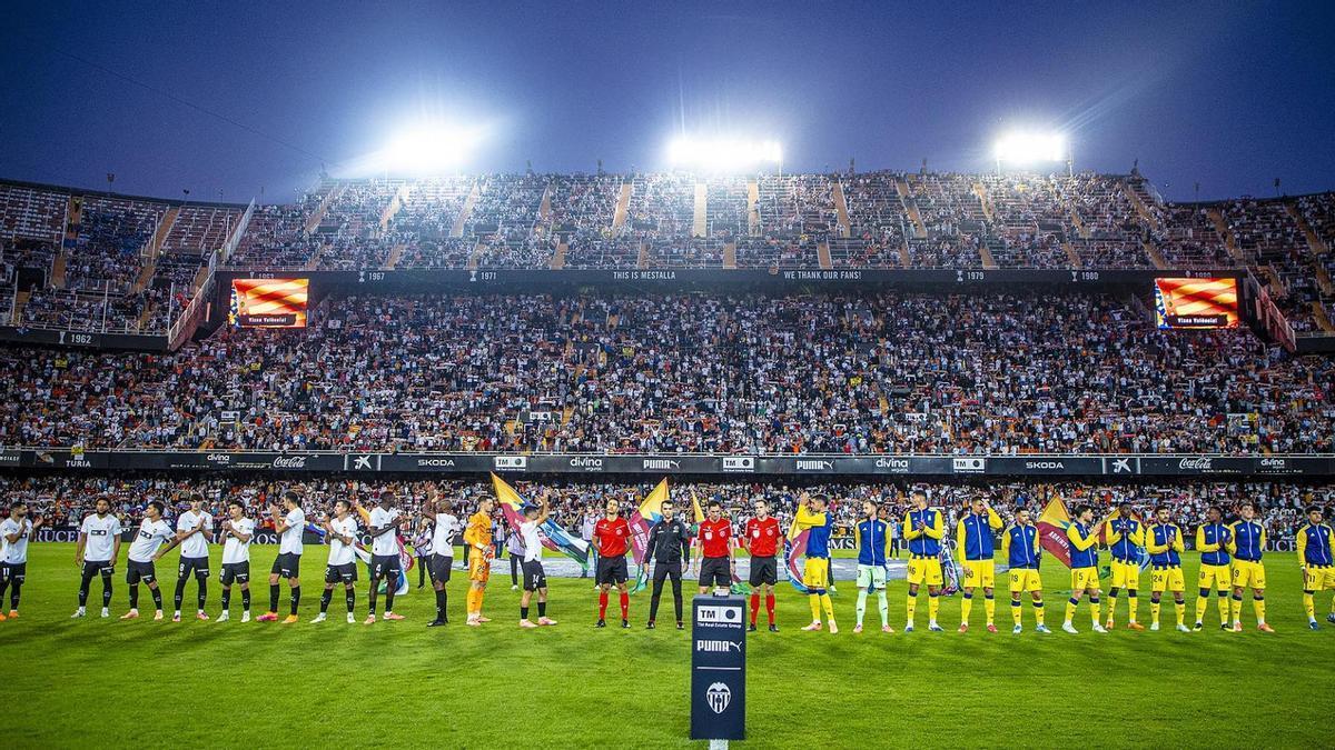 Imagen previa al partido entre ambos de la primera vuelta en Mestalla, donde el Oviedo se impuso en la recta final