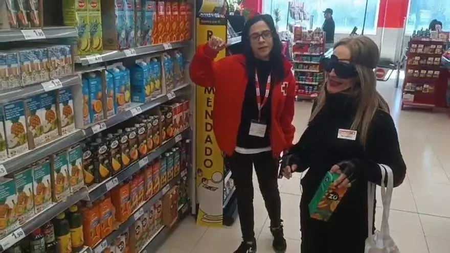 Golpe al edadismo: Familia y Cruz Roja prueban un traje que simula los 80 años