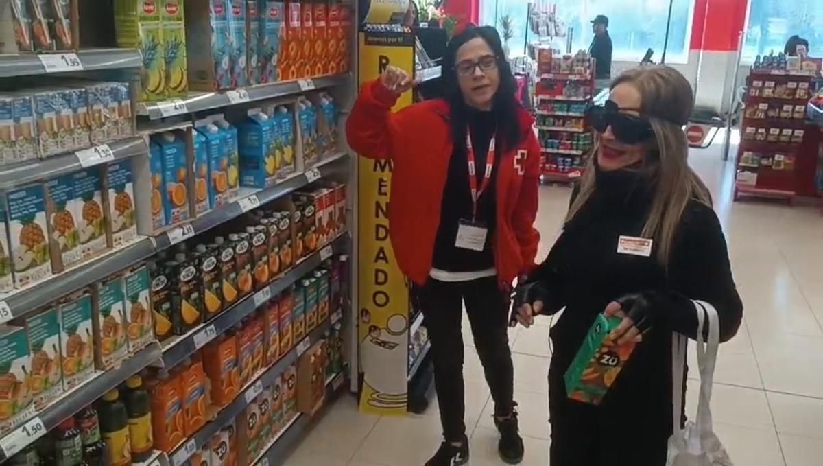 Autoservicios Familia i Creu Roja proven un vestit que simula els 80 anys.