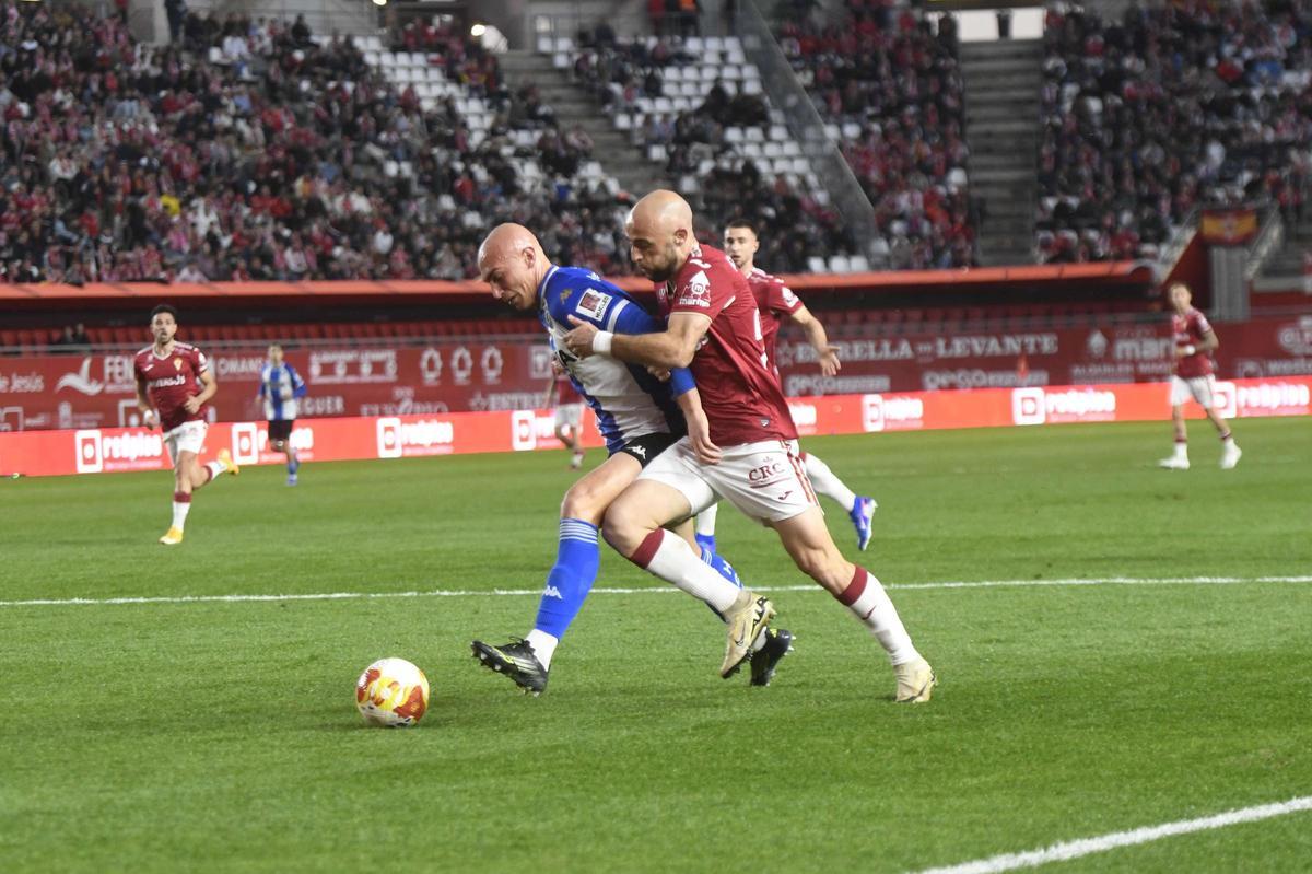 Ekain trata de llegar a un balón en el Real Murcia-Hércules de la primera vuelta