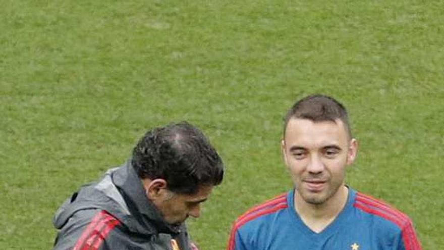 Hierro conversa con Aspas durante el entrenamiento. // Efe