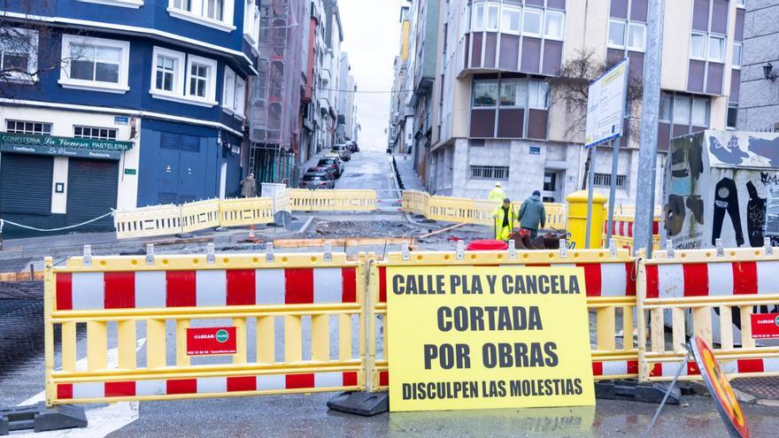 Cartel de calle cortada por obras en Pla y Cancela. | Germán Barreiros / Roller Agencia