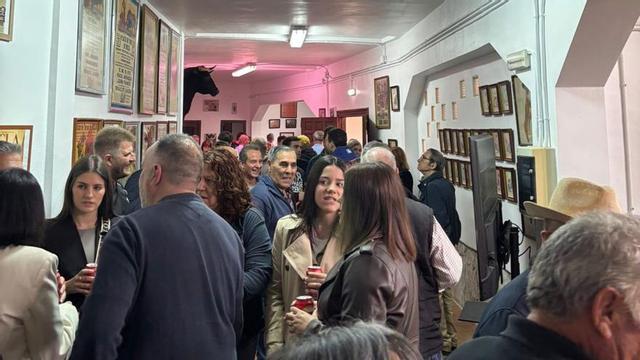 La sede de la peña reabrió sus puertas con una exposición.
