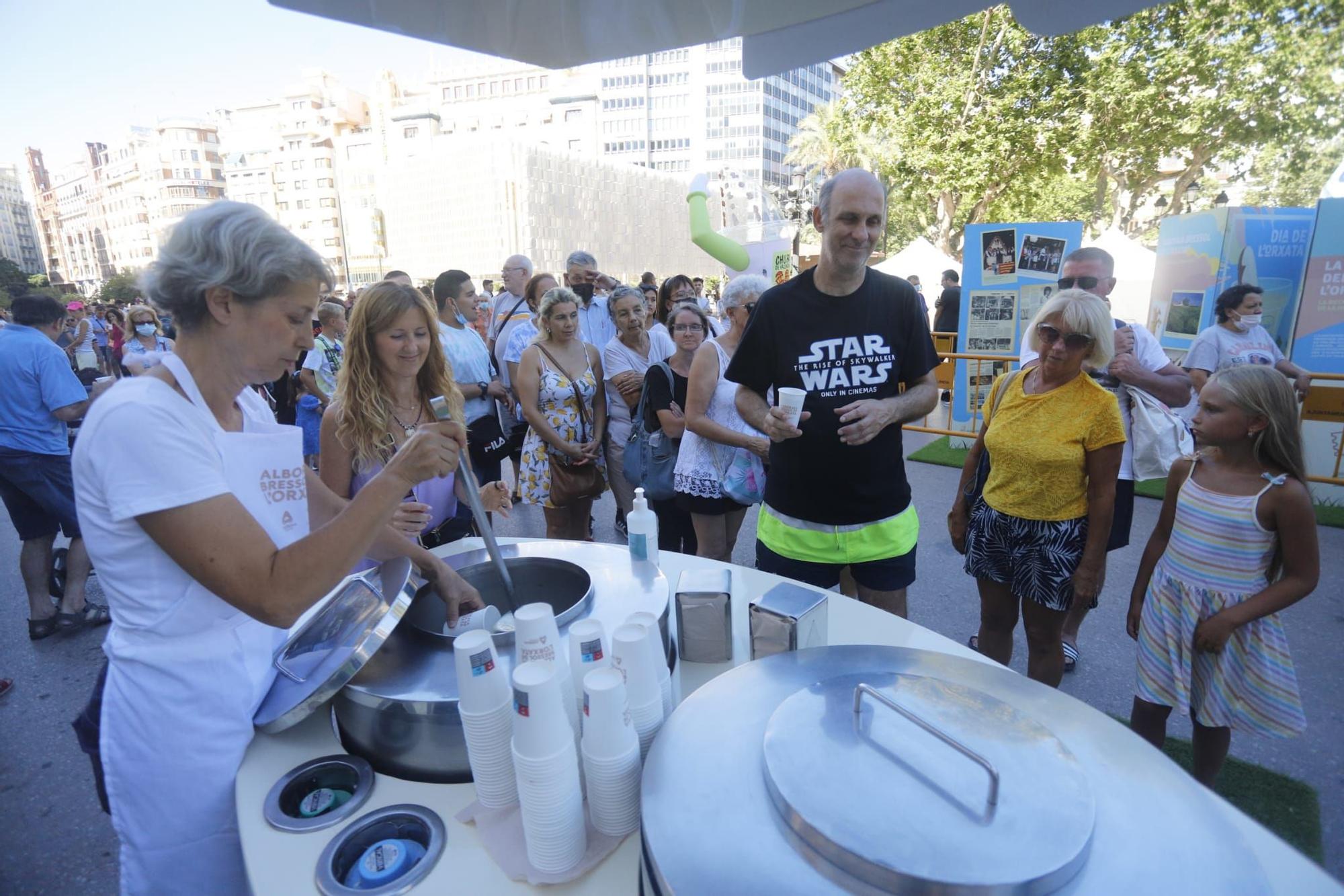 Cientos de personas y degustaciones gratis en el Día de la Horchata en València