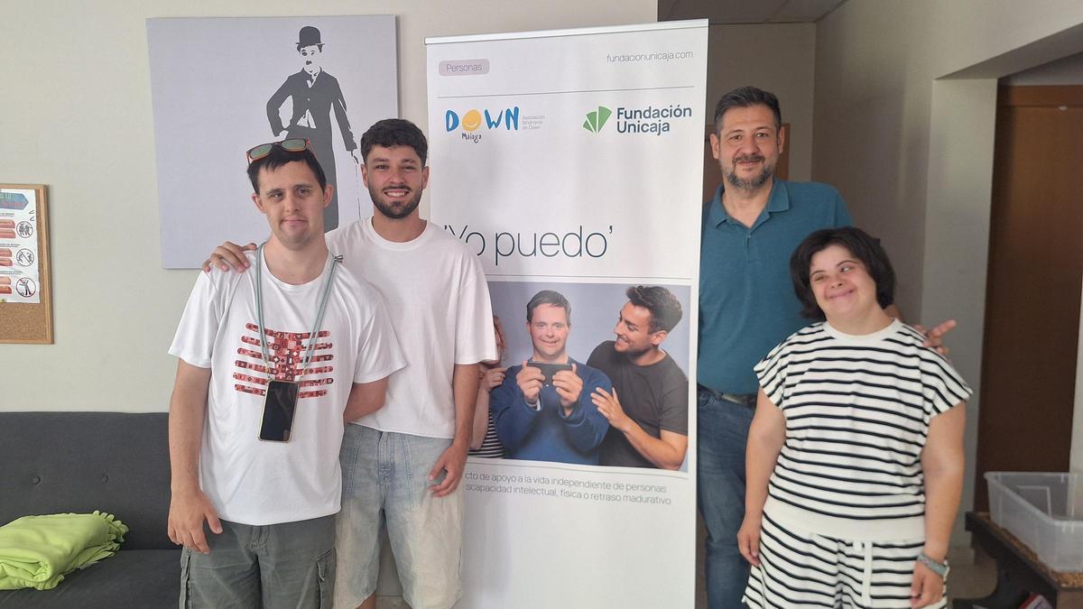 José Manuel Blanco, coordinador de Down Málaga, y el monitor Juan Miguel Guerrero, junto a Jorge y Alicia, usuarios del programa ‘Yo Puedo’ | N. Agote