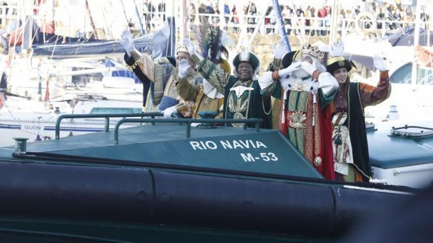 Los Reyes Magos a su llegada a Gijón: "Los niños han sido muy buenos y venimos cargados de regalos"