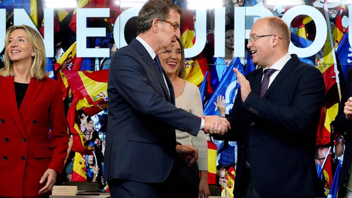 Alberto Núñez Feijóo, presidente del Partido Popular, preside la reunión del nuevo Comité Ejecutivo Nacional del PP, en la imagen con Cuca Gamarra y los nuevos portavoces del Senado Alicia García y del Congreso Miguel Tellado