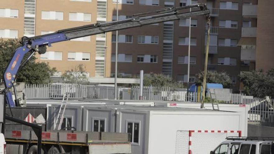 Instalación de aulas prefabricadas en el patio del IES Radio Exterior para el colegio La Almadraba.