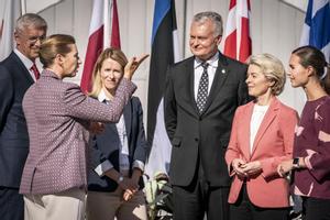 De dcha a izda: Krisjanis Karins, primer ministro de Letonia, Mette Frederiksen, primera ministra de Dinamarca, Kaja Kallas, primera ministra de Estonia, Gitanas Nauseda, presidente de Lituania, Ursula von der Leyen, presidente de la Comisión Europea y Sanna Marin, primera ministra de Finlandia . EFE/EPA/MADS CLAUS RASMUSSEN