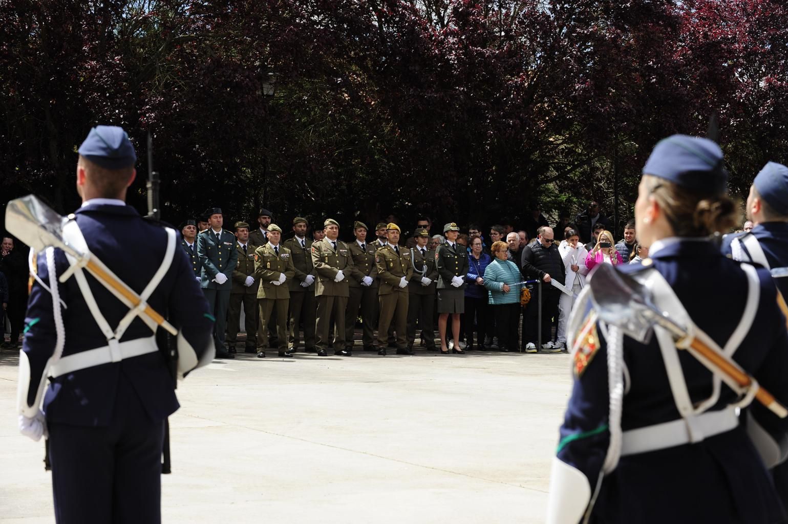 Izado de bandera en Burganes de Valverde