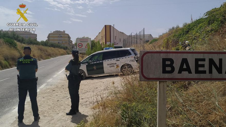 Agentes de la Guardia Civil a la entrada de Baena.