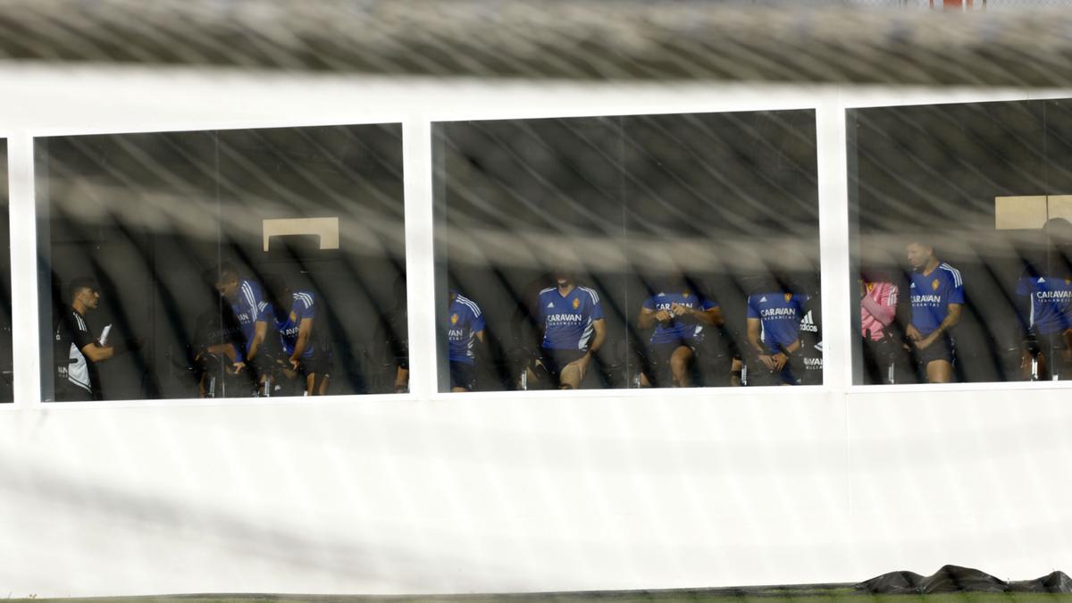 Carcedo se dirige a los jugadores que fueron titulares el lunes, al inicio de la sesión de este martes en el gimnasio de la Ciudad Deportiva