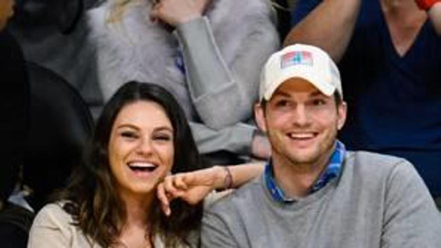 Mila Kunis con su pareja, Ashton Kutcher.