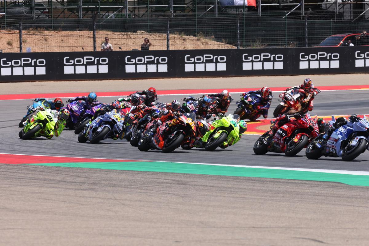 Varios pilotos toman una de las curvas del circuito de Alcañiz. Varios pilotos toman una de las curvas del circuito de Alcañiz.
