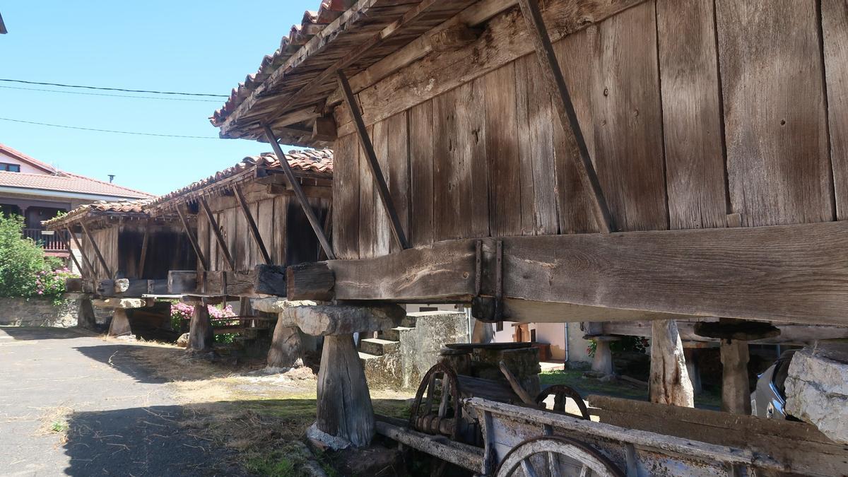 Plaza de la parroquia de Sietes, donde se ubica la Casa L'Horru.