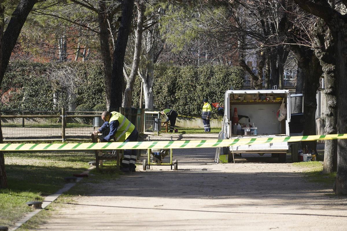 Un espai tancat del parc Migdia i diferents operaris treballant, fa uns dies.