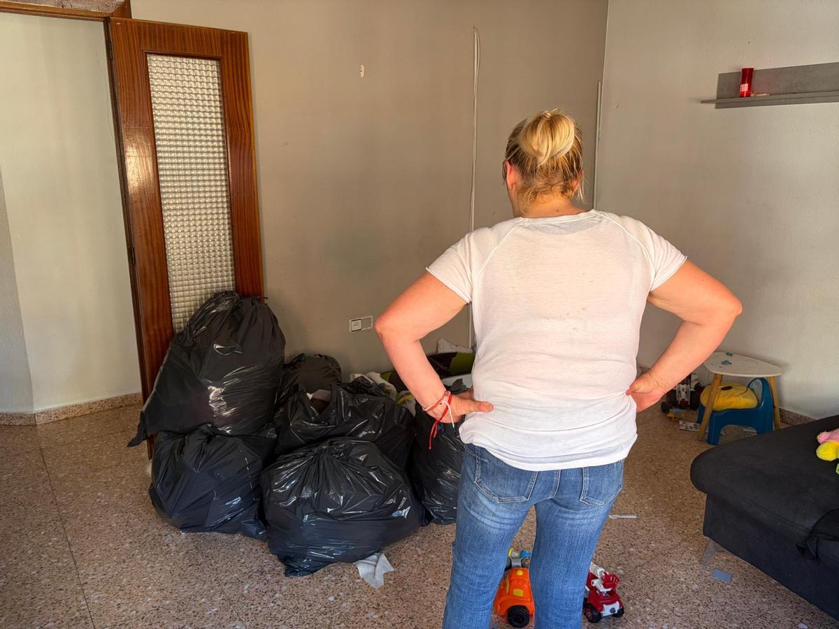Maite recoge los enseres de la que ha sido su vivienda en los últimos nueve años.