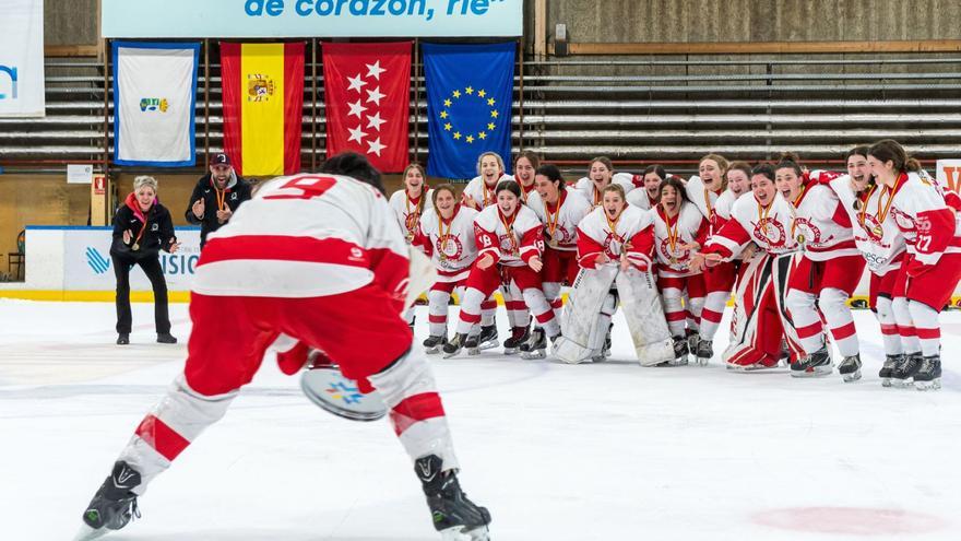 El momento de la celebración | La capitana Elena Paules, de espaldas, levanta la Copa frente a su equipo en Majadahonda. | CLUB HIELO JACA