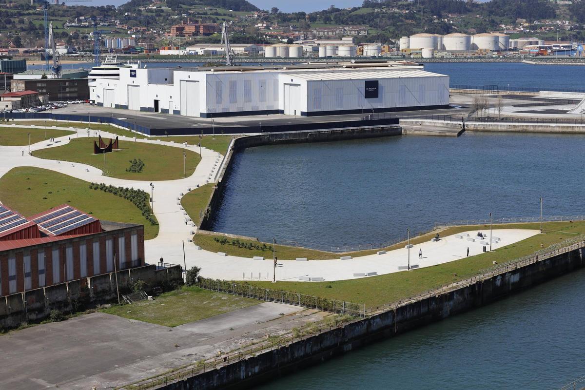 Vista panorámica del Tallerón de Indra, con el puerto de El Musel al fondo, en Gijón.