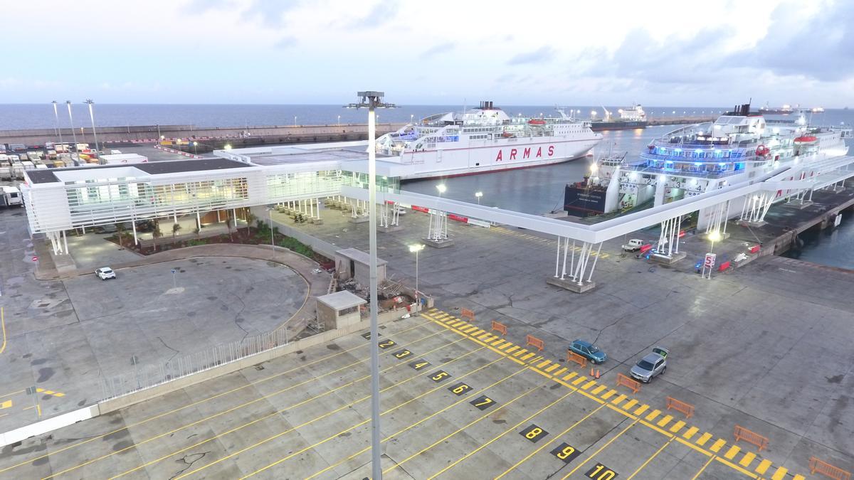 Terminal de Naviera Armas Trasmediterránea en el muelle Nelson Mandela.