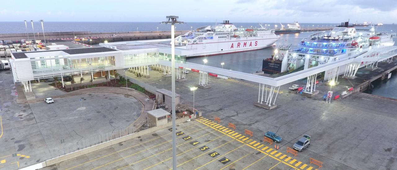 Terminal de Naviera Armas Trasmediterránea en el muelle Nelson Mandela.