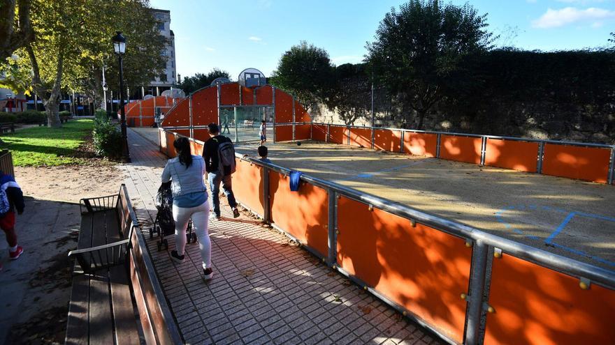 Pistas deportivas de la plaza de Barcelos junto al muro del antiguo convento de Santa Clara.