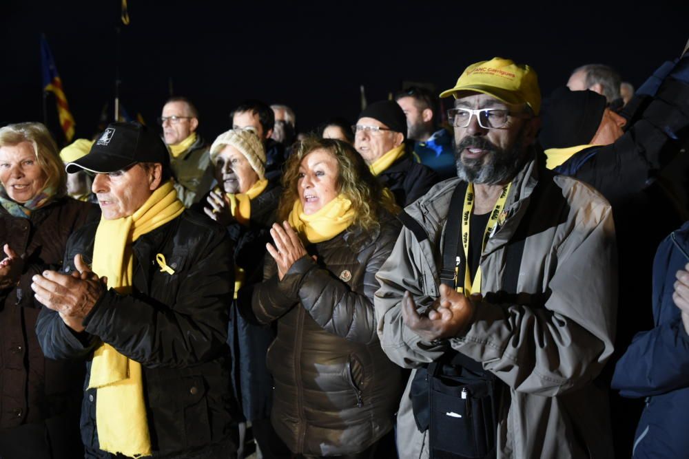 Resposta a la crida a envoltar Lledoners amb espelmes, llanternes i la llum dels mòbils