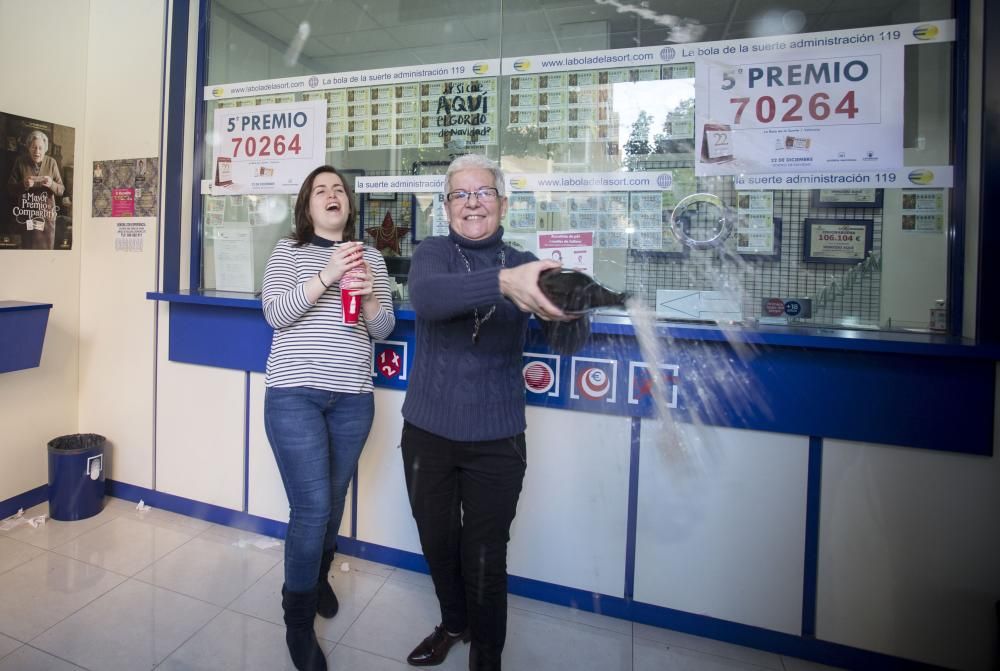 Celebración del quinto premio en la administración de lotería de la Fuensanta