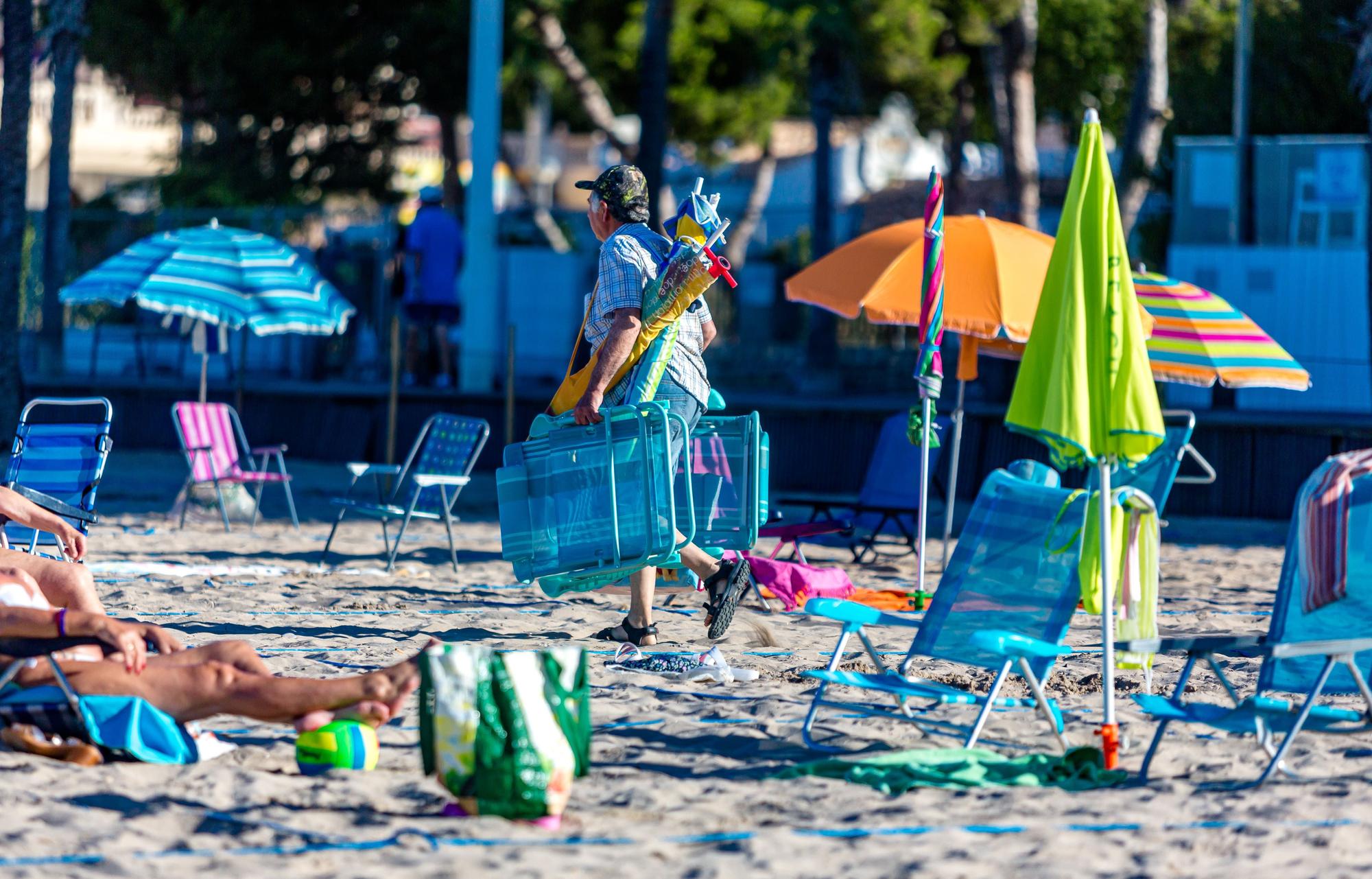 La polémica por la «reserva» de espacio en primera línea vuelve un verano más a Benidorm