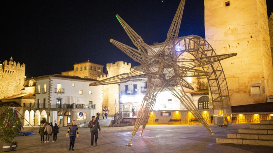 Cáceres instala su gran estrella de la Navidad