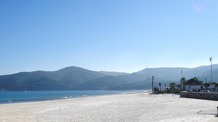 Muere un niño de ocho años al arrollarle una lancha en una playa en Algeciras