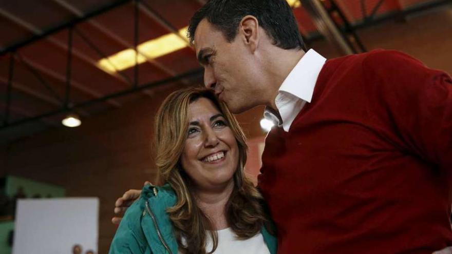 Pedro Sánchez abraza a Susana Díaz durante el mitin de los socialistas en Sevilla.